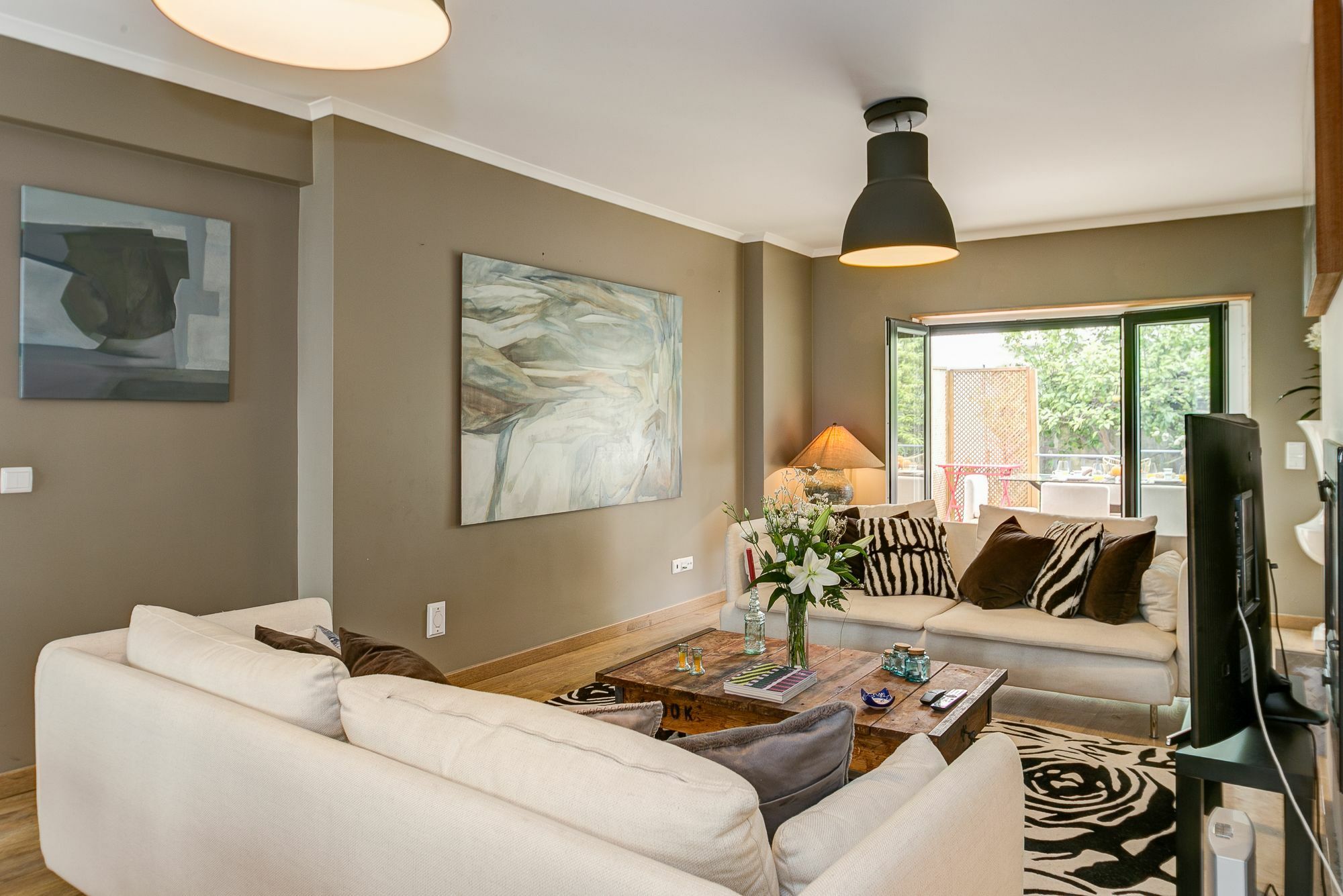 Apartment Empire Building By Homing Lissabon